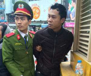 Thanh niên vi phạm giao thông đấm vào mặt cảnh sát