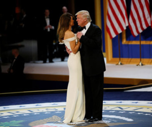 Vợ chồng tân tổng thống Trump tình tứ trong 3 dạ tiệc khiêu vũ
