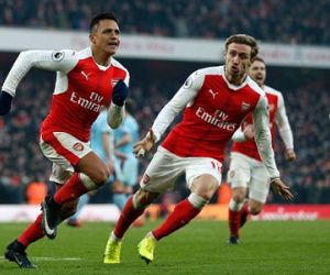 10 người Arsenal bảo vệ chiến thắng trước Burnley
