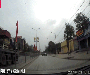 Clip: Cặp đôi phóng xe máy tốc độ cao bị ô tô đang sang đường húc văng chết thảm