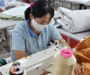 Công nhân ngành may không còn phải lĩnh thưởng Tết bằng "quần đùi, áo may ô"