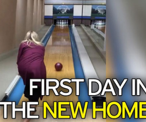 Gia đình Trump chơi bowling trong ngày đầu tiên ở Nhà Trắng