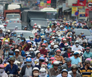 Giao thông rối loạn hiếm thấy trên quốc lộ 50 ở Sài Gòn