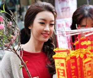 Hoa hậu Đỗ Mỹ Linh cùng mẹ đi chợ hoa Hàng Lược