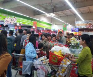Người dân Thủ đô chen chân sắm Tết trong siêu thị