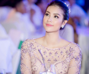 Phạm Hương khoe nội y với váy xuyên thấu