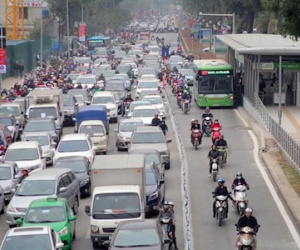 Suýt chết vì tạt đầu buýt nhanh ở Hà Nội