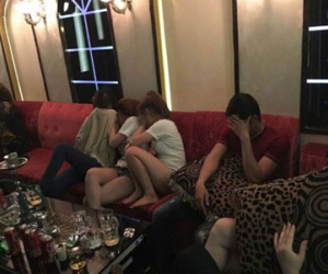Bốn thiếu nữ 16 tuổi bay lắc trong quán karaoke