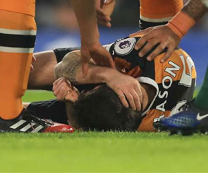 Cầu thủ Hull nứt sọ sau cú va chạm với Gary Cahill
