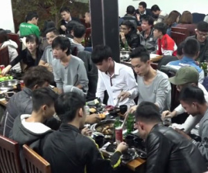 Clip: Nhà hàng, quán ăn "cháy chỗ" dịp tất niên