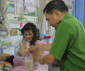 Công an phường nấu cháo cho bệnh nhân nghèo ngày giáp Tết