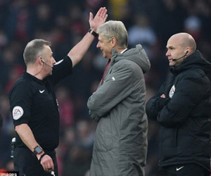 Đẩy trọng tài, Wenger đối mặt với án phạt nặng