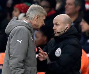 HLV Wenger lên tiếng xin lỗi vì hành vi xô đẩy trọng tài