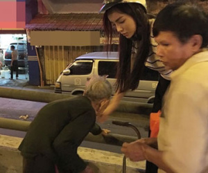 Hoa hậu Kỳ Duyên đi xe máy phát quà Tết lúc nửa đêm