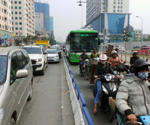 “Ngó lơ” dải phân cách cứng, ô tô cùng xe máy “ken kín” đường buýt nhanh