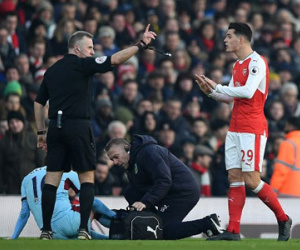 Nhận thẻ đỏ, Granit Xhaka bị treo giò 4 trận