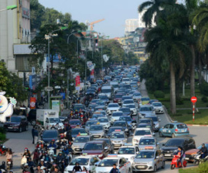 Ôtô tràn ra đường, Hà Nội ùn tắc nghiêm trọng