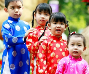 Quy tắc vàng để mẹ “lên đồ” cho con chơi Tết vừa đẹp lại vừa ấm áp