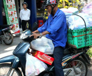 Tăng phí gấp ba, shipper vẫn chối khách vì quá tải