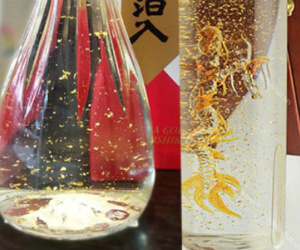 Tiệc Tết nhà đại gia Việt: Ăn bánh phủ vàng, uống rượu vảy vàng