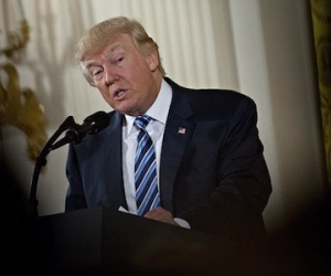 Trump khởi đầu rối loạn, các trợ lý lo lắng