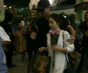 Vợ chồng Kim Tae Hee và Bi Rain tình tứ khi đặt chân đến Bali