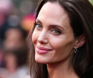 Angelina Jolie bị chính ekip của mình quay lưng khi cố gắng chống lại Brad
