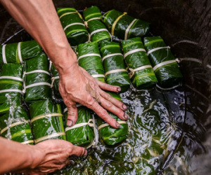 Bánh chưng, giò chả làm không kịp bán ngày cận Tết