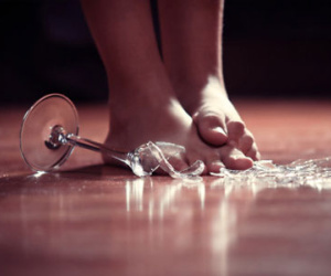 Bé trai tử vong vì bị cha ném ly trúng đầu