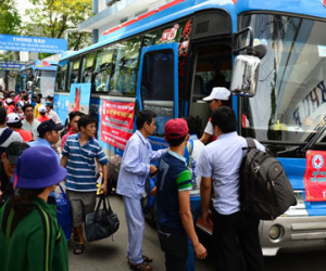 Bệnh nhân đeo ống trợ thở lên xe 0 đồng về quê ăn Tết