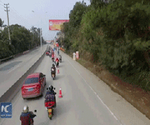 Clip: Đường về quê ăn Tết "quá nhanh quá nguy hiểm" ở Trung Quốc