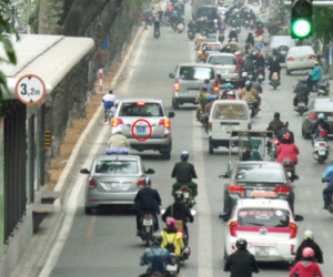 Clip: Xe biển xanh, đỏ thi nhau đi vào làn BRT