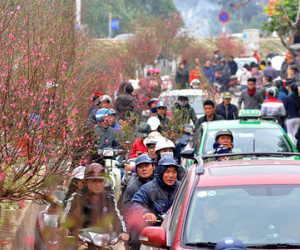 Giao thông Hà Nội "ngộp thở" ngày cuối năm, dân chen lấn từng tí
