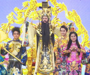 Hoài Linh đeo mặt nạ nhận 92 tỷ đồng trong kịch Táo Quân