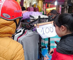 Quần áo "đại hạ giá" dưới 100.000 hút khách phố cổ Hà Nội