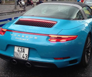 Tay chơi Đà Nẵng chi 8 tỷ Đồng tậu Porsche 911 Targa 4 màu xanh Lemans