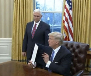 Trump chính thức ký sắc lệnh rút khỏi TPP