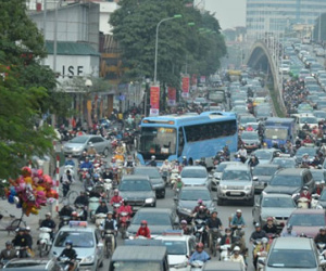 Ùn tắc kéo dài khi xe biển xanh va chạm với ôtô 4 chỗ