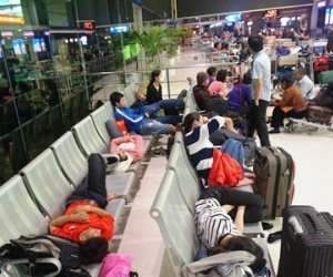 Vật vờ chờ chuyến bay lúc 2h sáng ở Tân Sơn Nhất ngày 27 Tết