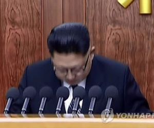 Vì sao ông Kim Jong Un liên tục gập người cúi đầu trước người dân?