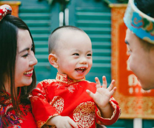 Vợ chồng Triệu Hoàng - Miss Teen Huyền Trang đưa con về Việt Nam