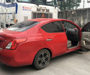 Xế hộp Nissan bị xe container đẩy lùi hàng chục mét, anh trai đạp cửa cứu 2 em