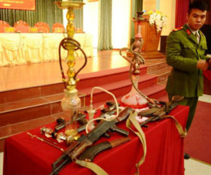 Bắt 2 "bà trùm", thu 45 kg ma túy đá, 30 bánh heroin, 2 súng AK