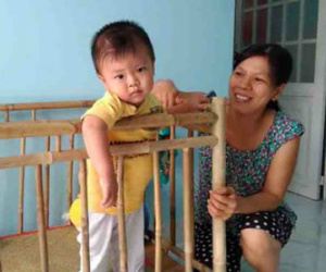 Cậu bé bị dao đâm xuyên sọ lúc 11 ngày tuổi đã đi được để chơi Tết