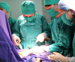 Cứu sống bé sơ sinh lộ nội tạng ra ngoài thành bụng