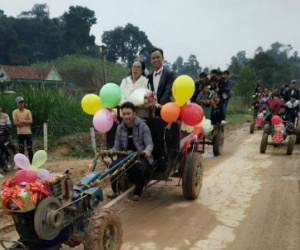 Màn rước dâu bằng xe công nông độc đáo tại Nghệ An