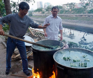 Người Hà Nội luộc bánh chưng bên sông, trên hè phố