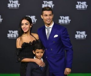Ronaldo phải về nhà bằng xe cứu thương