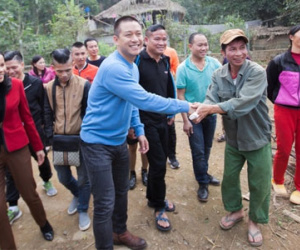 Tuấn Hưng trao quà Tết cho người dân vùng cao