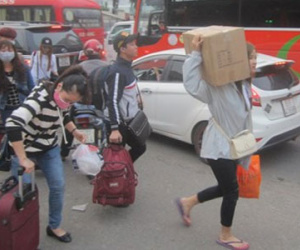 Ùn tắc nghiêm trọng, hành khách bỏ xe vác hành lý chạy bộ vào bến